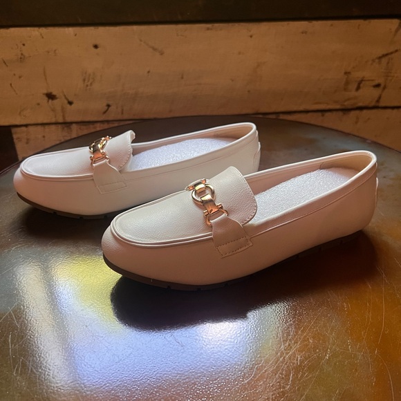 Cvistpieo Elegant White Loafers with Gold Accent - Picture 3 of 5